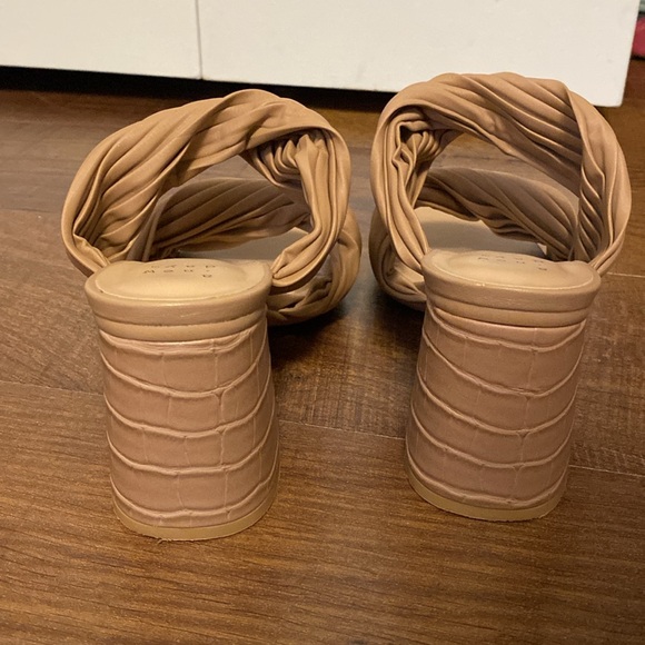 Tan block heel - Picture 5 of 5